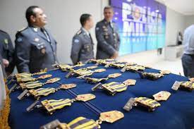 PM homenageia 85 autoridades militares e civis com medalha Mérito 4º Batalhão