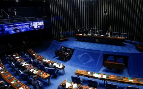 Ibovespa perde força após Fed não descartar novo aumento de juros; dólar estabiliza em R$ 4,98