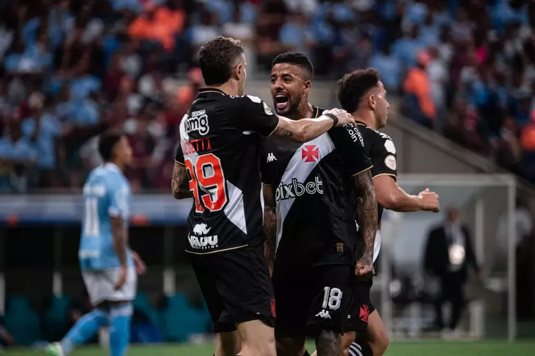 Meia Paulinho comemora liberação de São Januário para sequência do Vasco no Brasileirão