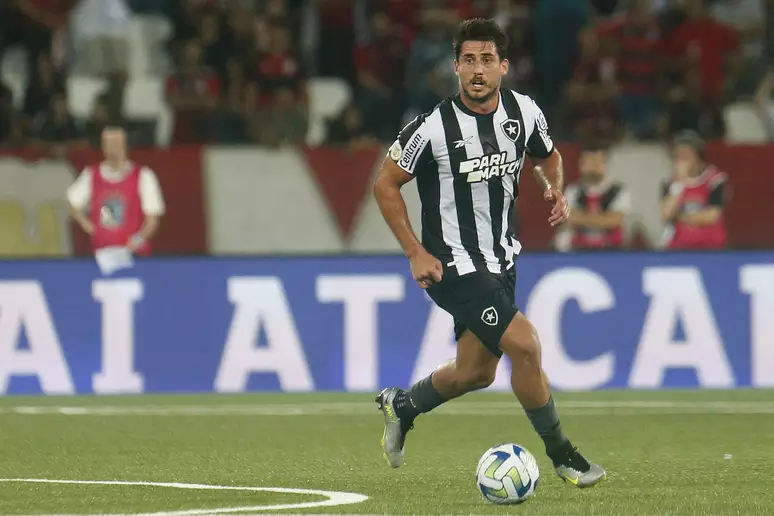 Emprestado ao Botafogo, volante Gabriel Pires entra na mira de Grêmio e Atlético-MG
