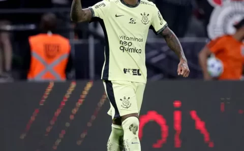 Gil responde sobre renovação e destaca comprometimento no Corinthians