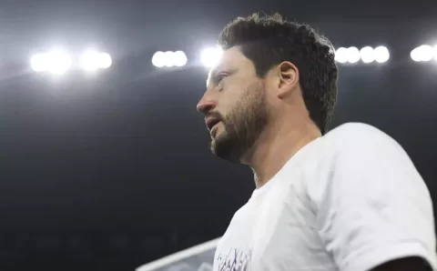 Ovacionado pela torcida do Corinthians, Arthur Elias cita “orgulho e gratidão” após conquistar 15º título