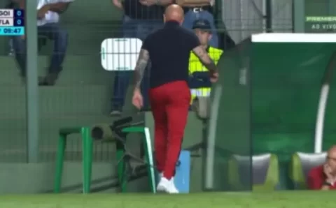 Sampaoli chuta microfone ao lado do banco durante empate do Flamengo contra o Goiás