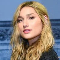 Sasha Meneghel como você nunca viu! Filha da Xuxa faz mudança radical em visual, ganha elogio de Bruna Marquezine por cabelo novo e é comparada a cachorro