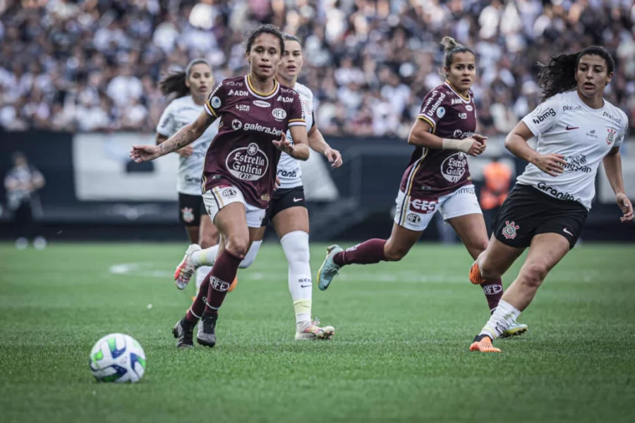 Com recorde de público, Corinthians vira sobre Ferroviária e ganha penta do Brasileiro