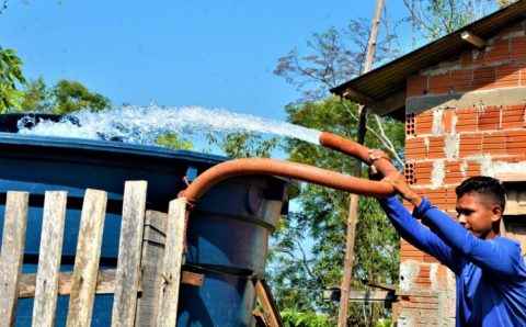Sem água na torneira, comida mais cara: o suplício das famílias em seca histórica na Amazônia