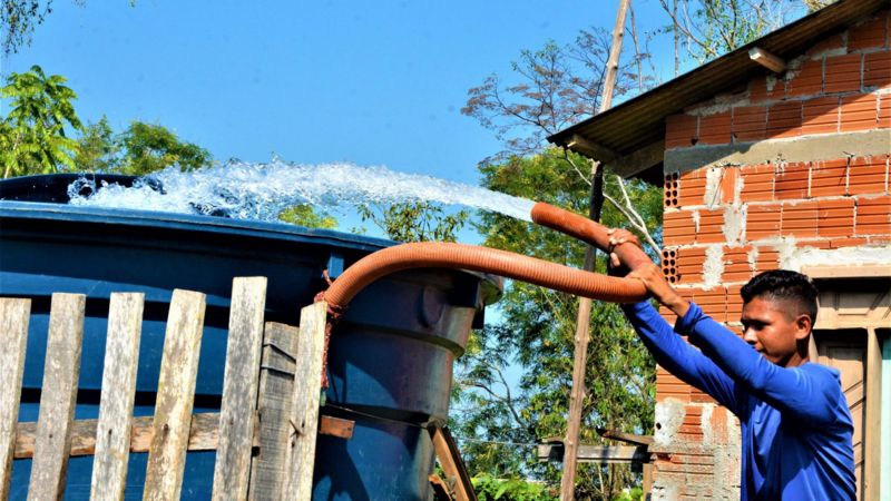 Sem água na torneira, comida mais cara: o suplício das famílias em seca histórica na Amazônia