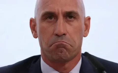 Cartola acusado de beijar jogadora à força renuncia