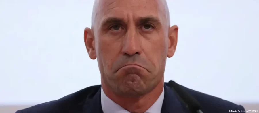 Cartola acusado de beijar jogadora à força renuncia