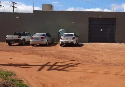 DURANTE TRANSFERÊNCIA  Policial penal é presa entregando droga para detentas em pacote de absorvente