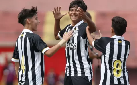 Sub-12 e sub-14 do Santos vencem e seguem na liderança de seus grupos no Paulistão