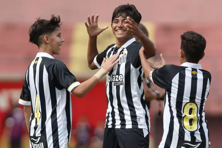 Sub-12 e sub-14 do Santos vencem e seguem na liderança de seus grupos no Paulistão