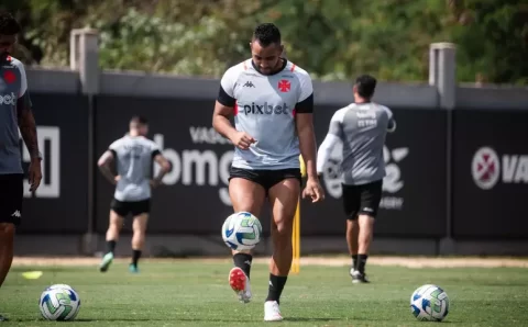 Em dia de folga no Vasco, Payet e Rossi trabalham para melhorar a parte física