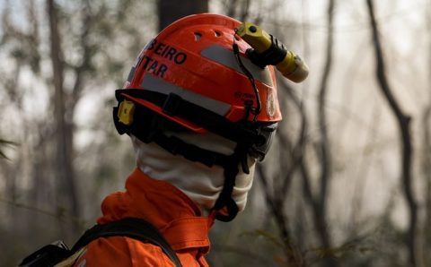 Bombeiros combatem incêndios que destruiu casa e área de vegetação de fazenda