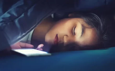 Se você dorme com o celular por perto, saiba que você corre um grande risco
