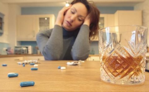 Engov: por que remédio visto popularmente como ‘cura para ressaca’ não tem essa indicação em bula