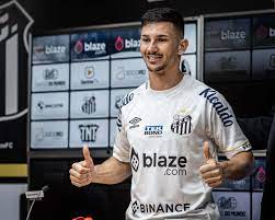 Silvera fala sobre adaptação no Santos, justifica passagem apagada no México e compara com o futebol brasileiro