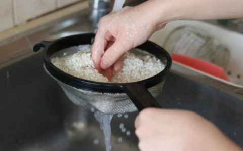 Lavar ou não lavar o arroz: a resposta da ciência pode te surpreender