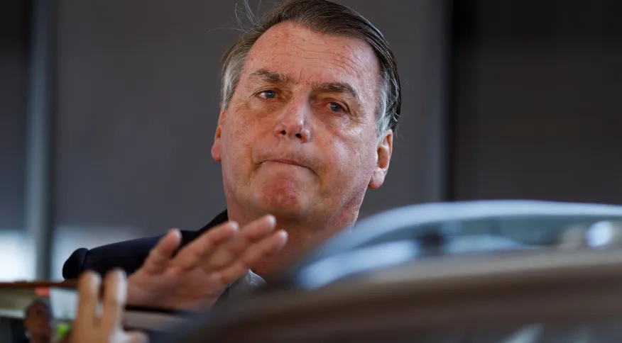 Bolsonaro chega a hospital em SP onde passará por duas cirurgias