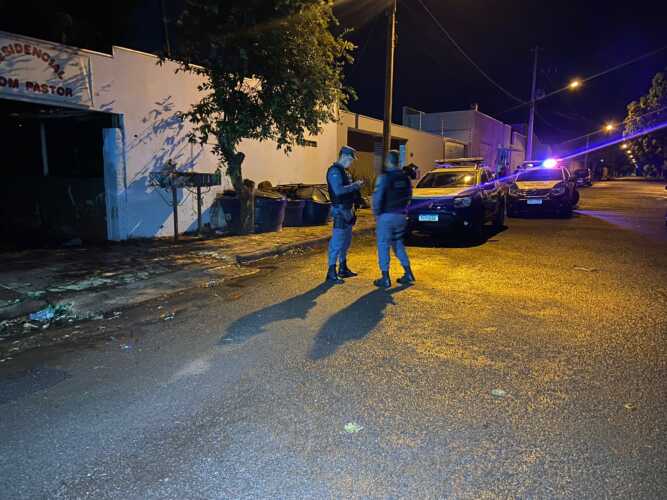 Homem leva dois tiros durante confusão em quitinete de Tangará