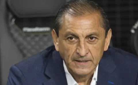 Ramón Díaz elogia primeiro tempo do Vasco diante do Santos, mas alerta: “Temos erros para corrigir”