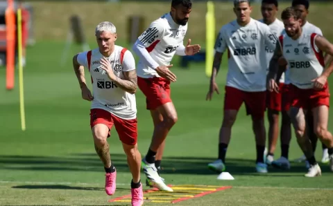 Varela é a novidade em treino do Flamengo para duelo contra o Corinthians