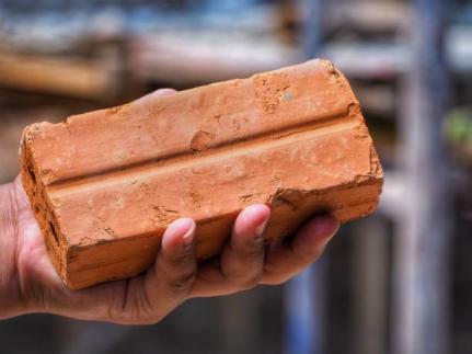 NÃO ACEITAVA O FIM: Homem é preso acusado de atirar tijolos contra ex-companheira e prestadores de serviço