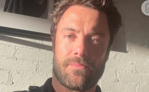 Mãe de Kayky Brito publica primeira foto do ator após alta do hospital e comemora: ‘Felicidade’