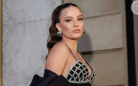 Larissa Manoela brilha em desfile em Paris e web alfineta: ‘Talvez seus pais não estejam orgulhosos’