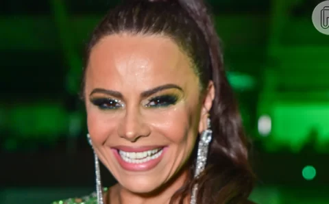 Viviane Araujo valoriza pernas torneadas em look para ensaio de Carnaval e é enaltecida: ‘A suprema de todas as rainhas’