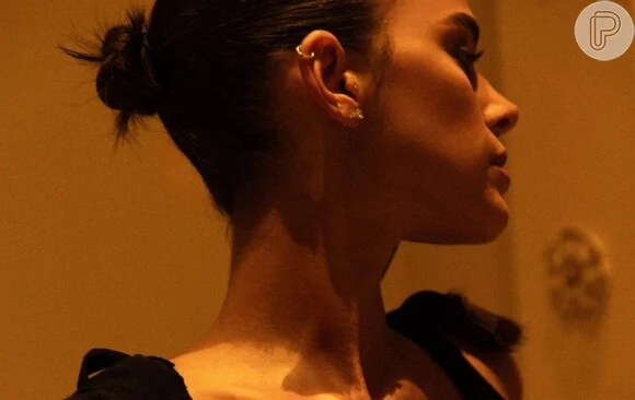 Bruna Marquezine ousa com decote em look estonteante composto por vestido azul de R$ 17 mil.