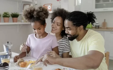 Saiba como o horário em que você se alimenta pode influenciar sua saúde