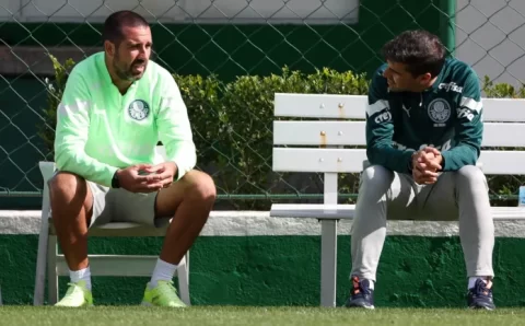 Com Abel mais uma vez suspenso, João Martins volta a comandar Palmeiras contra o Atlético-MG