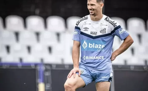 Maxi comemora assistência em estreia pelo Santos e demonstra confiança em Marcelo Fernandes