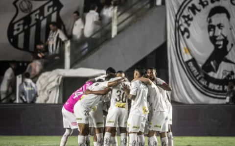 Terceira pior defesa da Série A, Santos sofre três gols em um mesmo jogo pela décima vez no ano