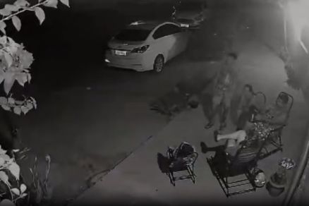 Vídeo mostra família sendo assaltada na frente de casa em MT