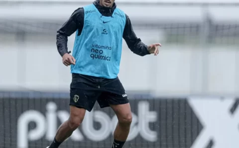 Renato Augusto treina com companheiros e ganha força para ser relacionado pelo Corinthians contra Fluminense