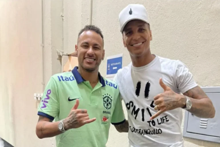Deyverson visita hotel da Seleção Brasileira em Cuiabá e tieta ídolo Neymar