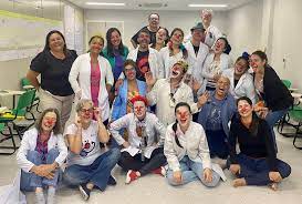 SES capacita profissionais de saúde para atuarem como doutores palhaços em hospitais