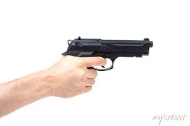 ARMA ARTESANAL: Homem tenta matar 3 pessoas a tiros, acaba desarmado e espancado no interior