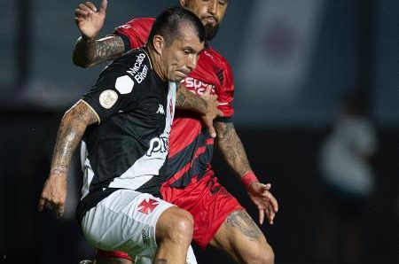 Vasco não deve ter Medel à disposição contra o Fortaleza; veja detalhes