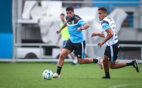 Com retorno de Suárez aos gramados, Grêmio treina de olho em partida diante do Atlético-MG pelo Brasileiro
