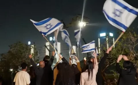 Reféns israelenses e prisioneiros palestinos soltos são recebidos com comemorações