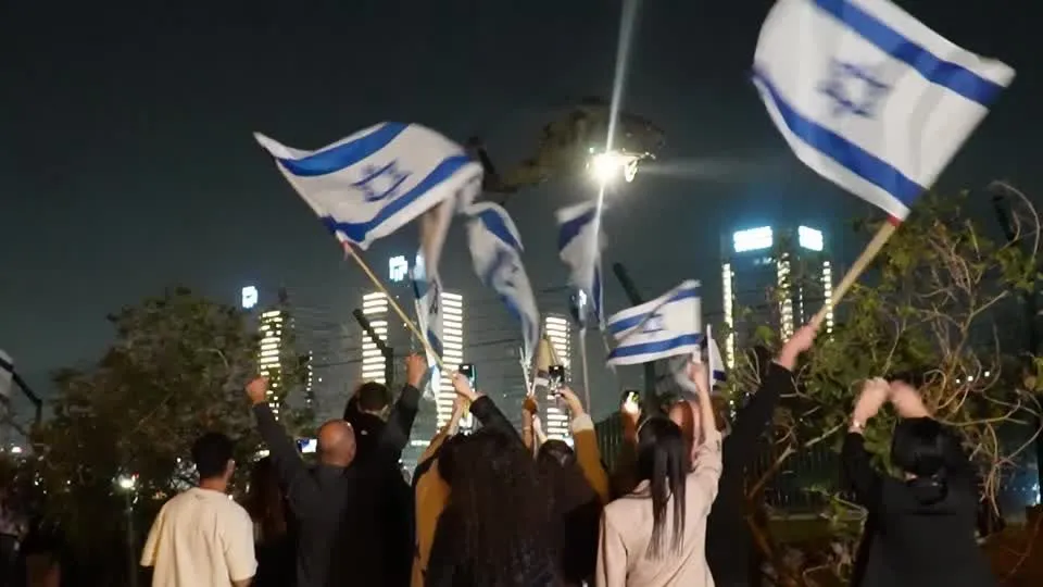 Reféns israelenses e prisioneiros palestinos soltos são recebidos com comemorações