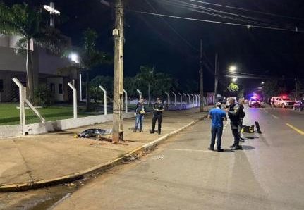 Condutor morre baleado no meio da rua e tem carro roubado