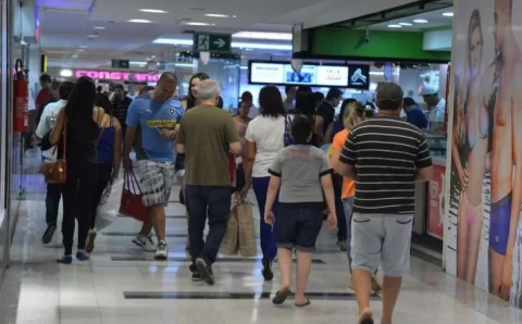 Como as vagas temporárias do fim de ano podem impulsionar a economia