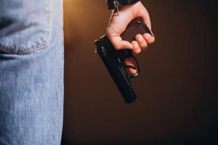 Homem ameaça populares com arma de fogo e é preso em posto