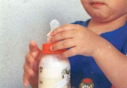 Pai é condenado a 21 anos por matar bebê sufocado após mamadeira