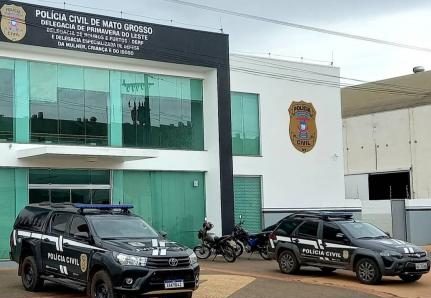 Duas pessoas foram presas por torturar mulher com 15 pauladas nas mãos