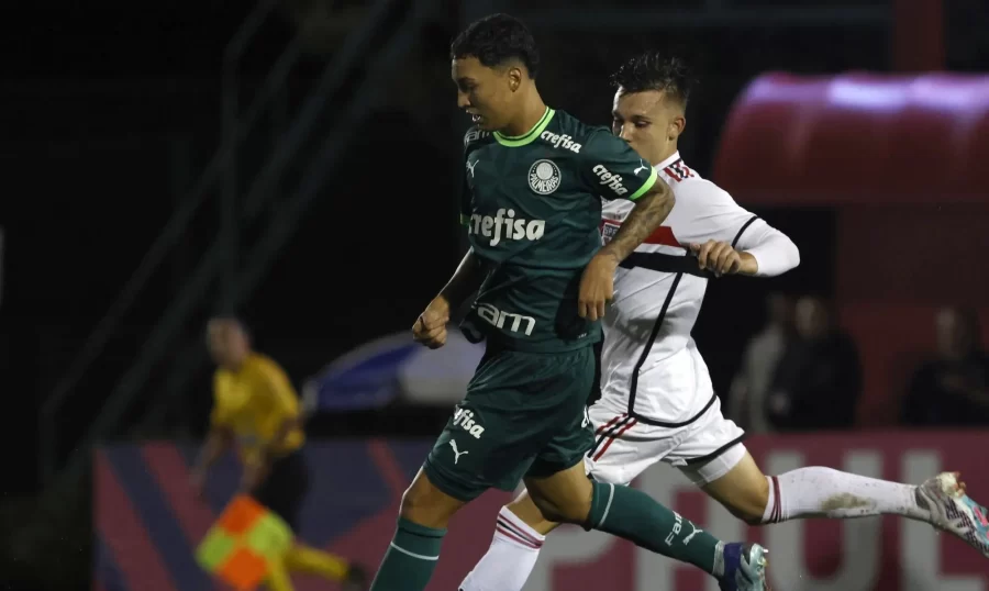 Autor de gol decisivo, Rafael Coutinho exalta força do Palmeiras para vencer São Paulo com um a menos no Paulistão sub-20
